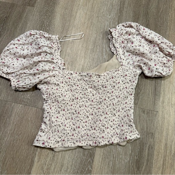 ASTR Ruched Short Sleeve Top in Cream & Lavender Ditsy Large - Picture 7 of 8